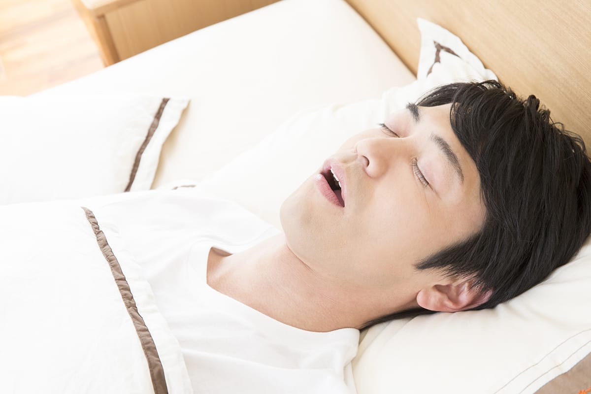 眠る男性